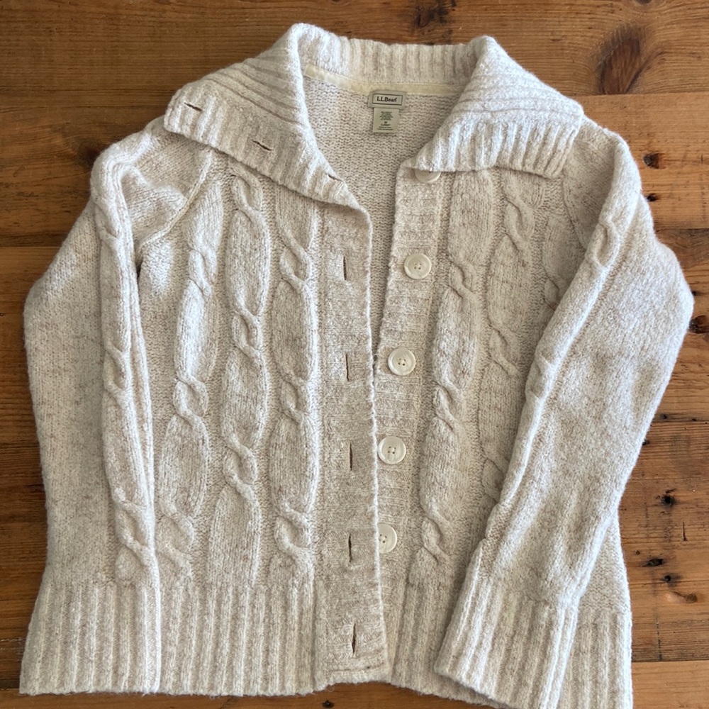 LL Bean wool blend cardigan in excellent condition. Sz Medium